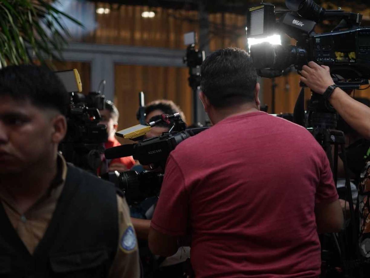 Los medios hondureños y mexicanos esperaron el arribo de la Selección Mexicana y se encontraron con un impedimento. 