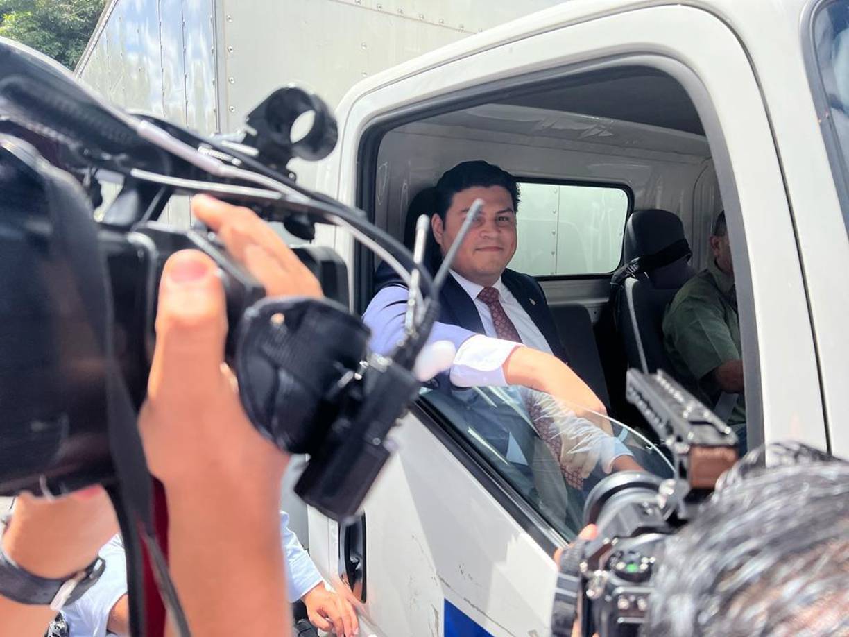 La forma en que hizo su llegada el funcionario de gobierno causó sensación en redes sociales. 