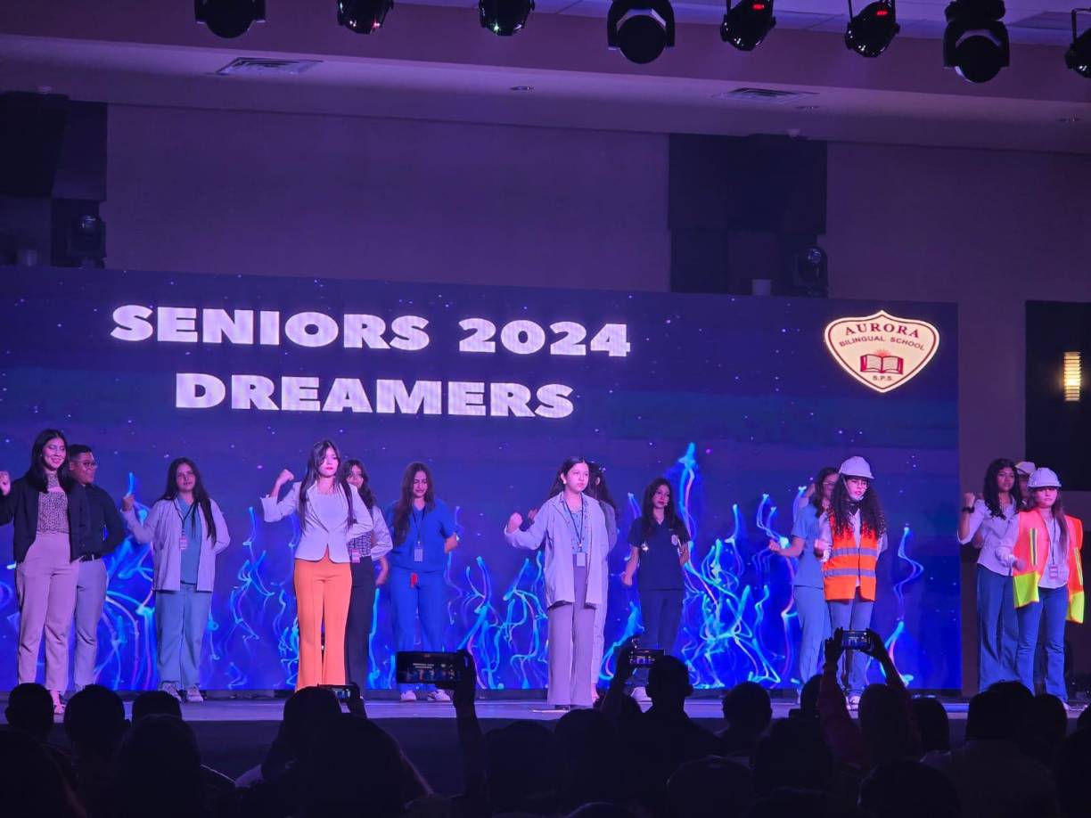 Los jóvenes interpretaron un popurrí de música catracha con temas como “Xique Punta”, “Sos un Ángel”, “Ceibita la Bella” y “Corrido a Honduras”. La actuación musical fue de gran impacto para el público.