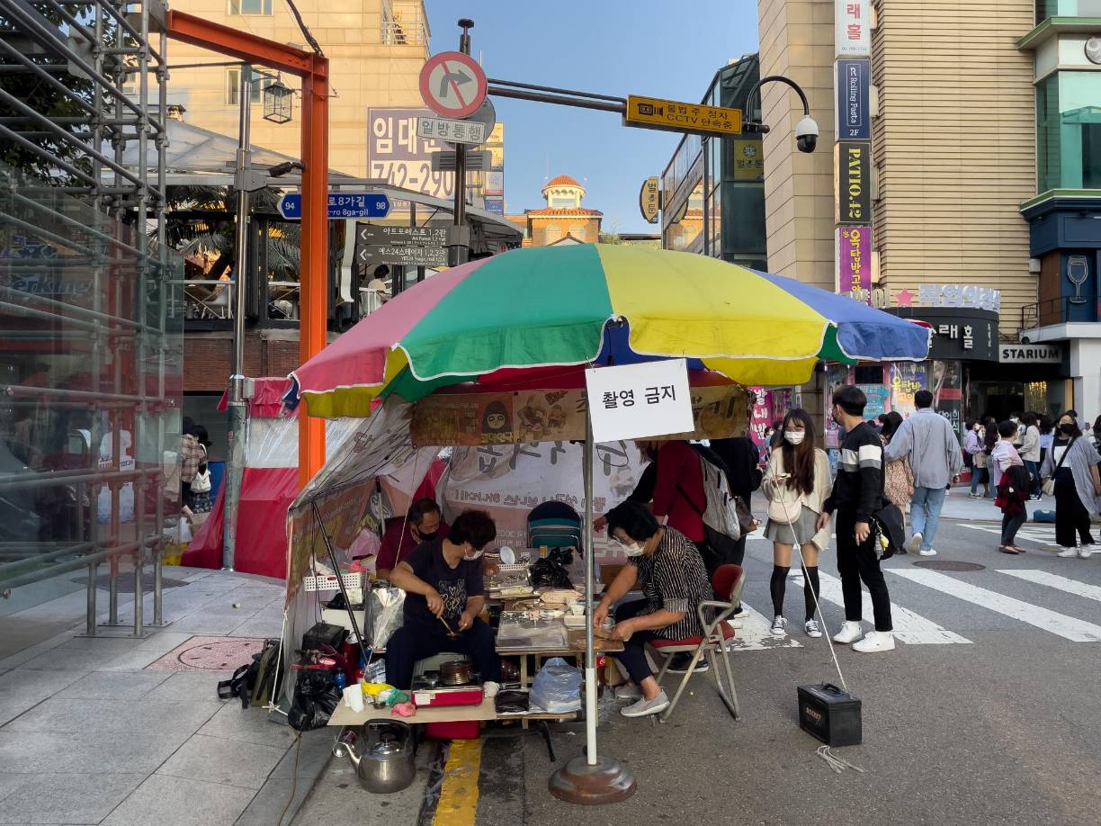 Ahora, su humilde puesto callejero en el distrito de teatros de Seúl es uno de los sitios más populares de la capital surcoreana.