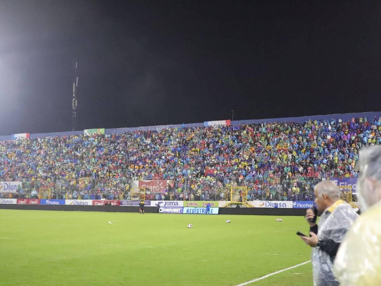 El Estadio Morazán de San Pedro Sula vivió una fiesta antes del arranque del encuentro.