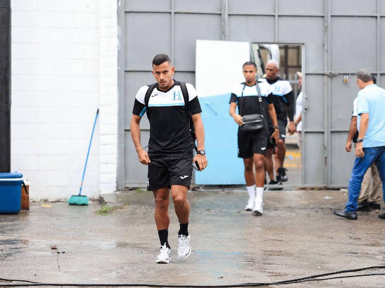 Cabe resaltar, que los jugadores tuvieron que entrenar bajo la lluvia debido a la tormenta tropical Sara.