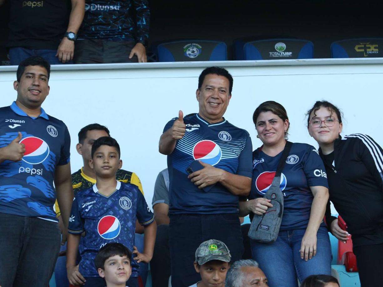Pese al feriado, aficionados del Motagua llegaron al estadio Nacional Chelato Uclés . 