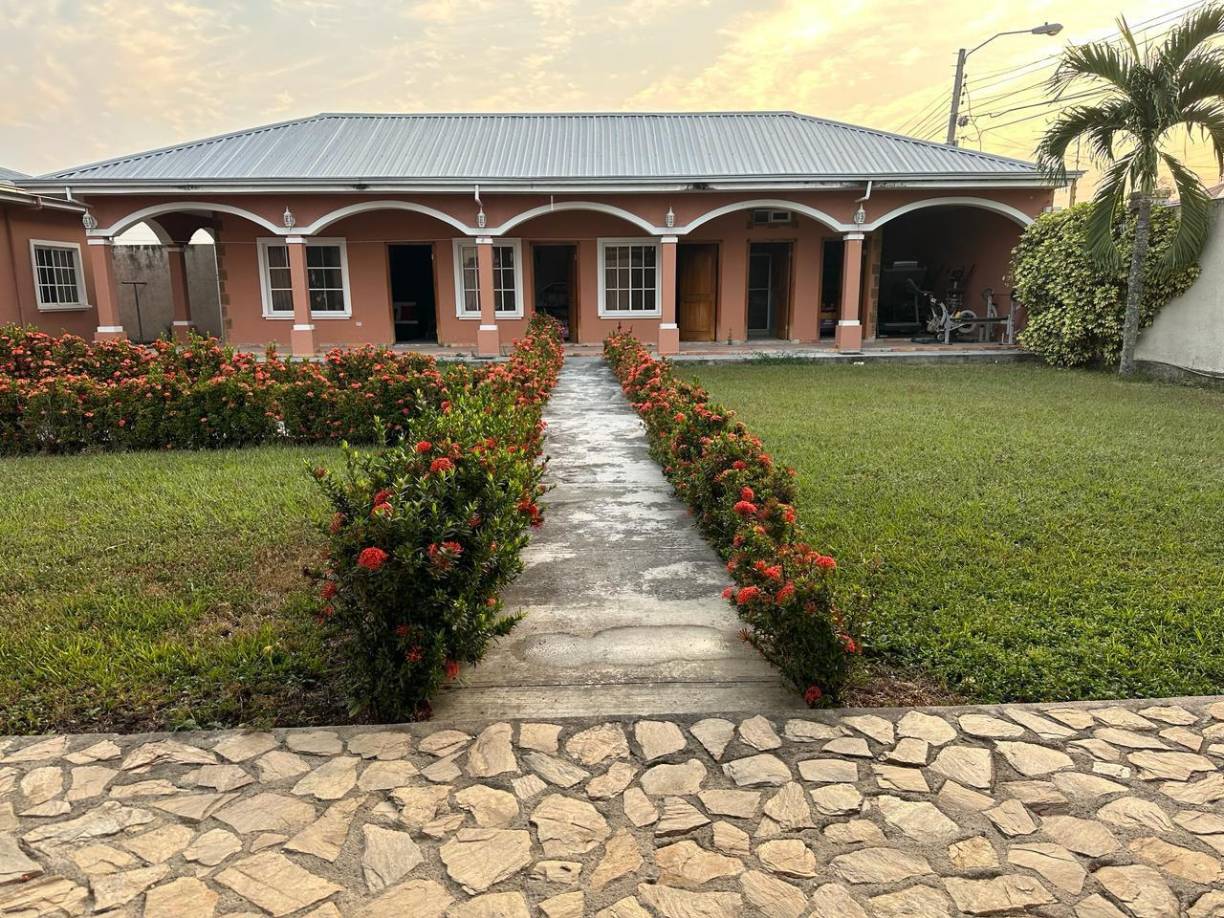 El MP apuntó que los investigados trabajaron bajo el mando del narcotraficante mexicano Cesar Gastelum Serrano, quien fue capturado en abril de 2015 y considerado uno de los líderes del cartel de Sinaloa que coordinó por años desde Honduras, el tráfico de toneladas de cocaína desde Colombia, que eran recibidos en Puerto Cortés y seguía su ruta a Guatemala y México, hasta llegar a Estados Unidos. 