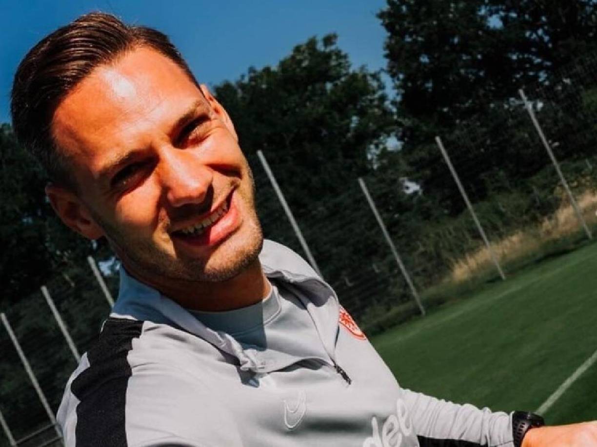 “El Eintracht Frankfurt llora al entrenador sub-19, Helge Rasche. El hombre de 33 años falleció en un accidente de tráfico”, comenzaba el comunicado.