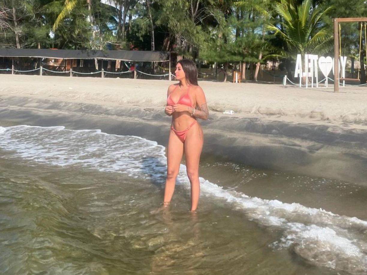 Alexandra, novia del panameño Daniel Aparicio del Real España, se ha mostrado encantada por las playas con las que cuenta Honduras. 