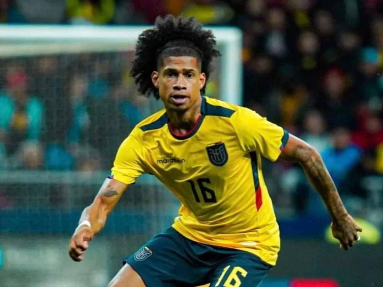  El centrocampista Marco Angulo, que militaba en Liga de Quito, y quien sufrió un accidente de tránsito el pasado 7 de octubre, falleció la madrugada de este martes 12 de noviembre.