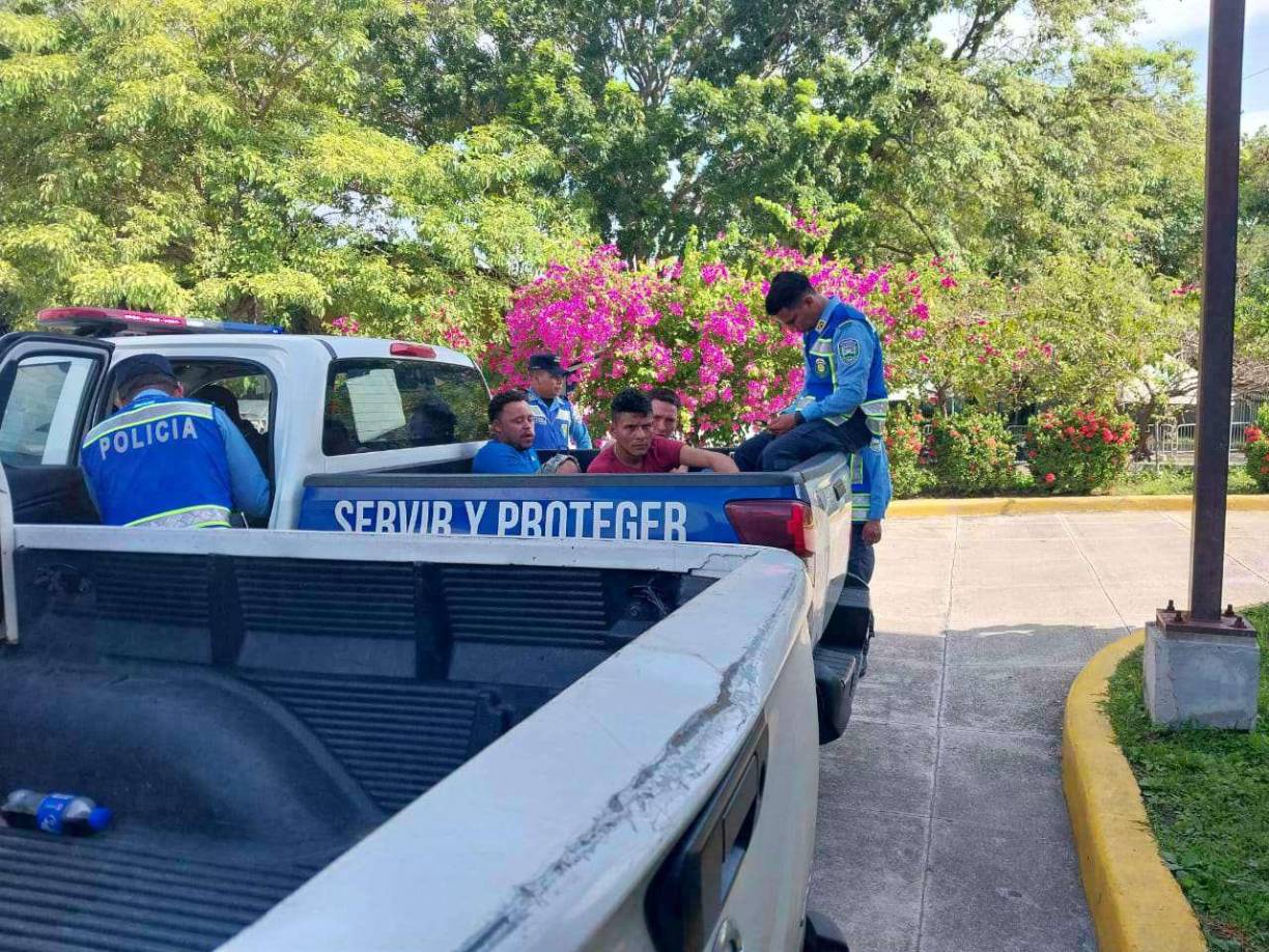 Durante el registro les hallaron tres pistolas, también carteras y celulares de las personas que habían asaltado.