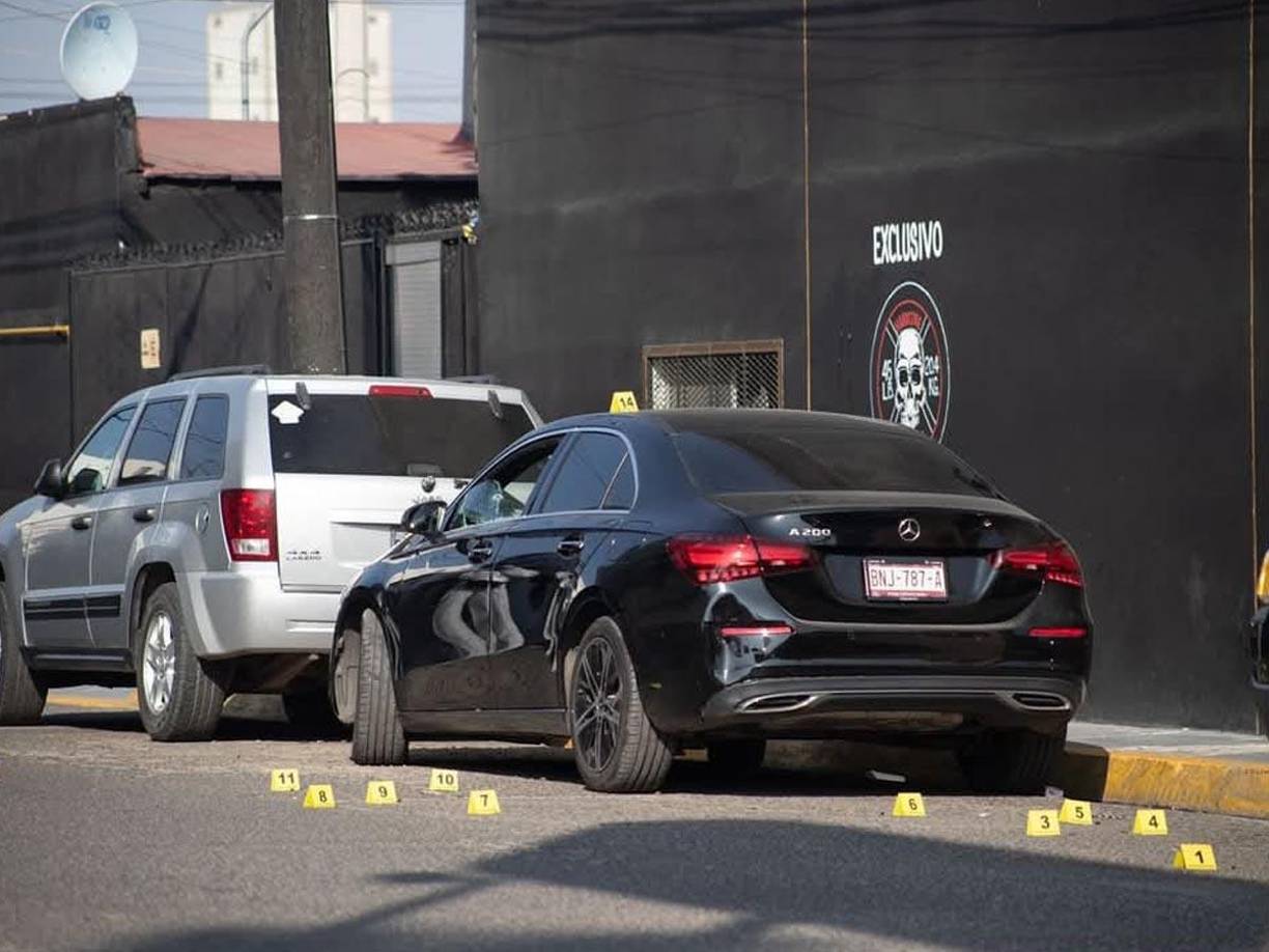 Según la Fiscalía General del Estado (FGE), el ataque fue directo y planificado, ya que el agresor la esperaba fuera del establecimiento.