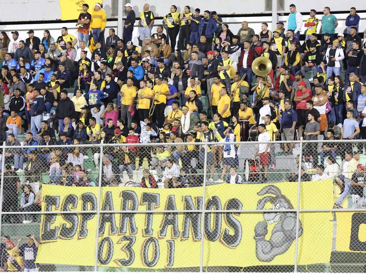 Los “Espartanos” del Génesis le pusieron ambiente al partido en el estadio Carlos Miranda de Comayagua.