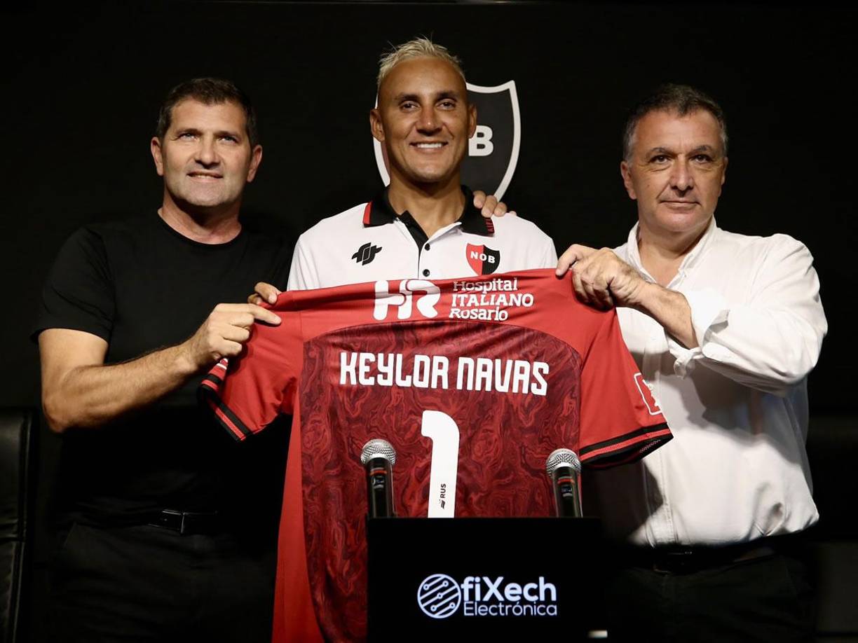 Keylor Navas fue presentado por el presidente del club Newell’s Old Boys, Ignacio Astore, y el asesor deportivo, el exfutbolista Rubén Capria.