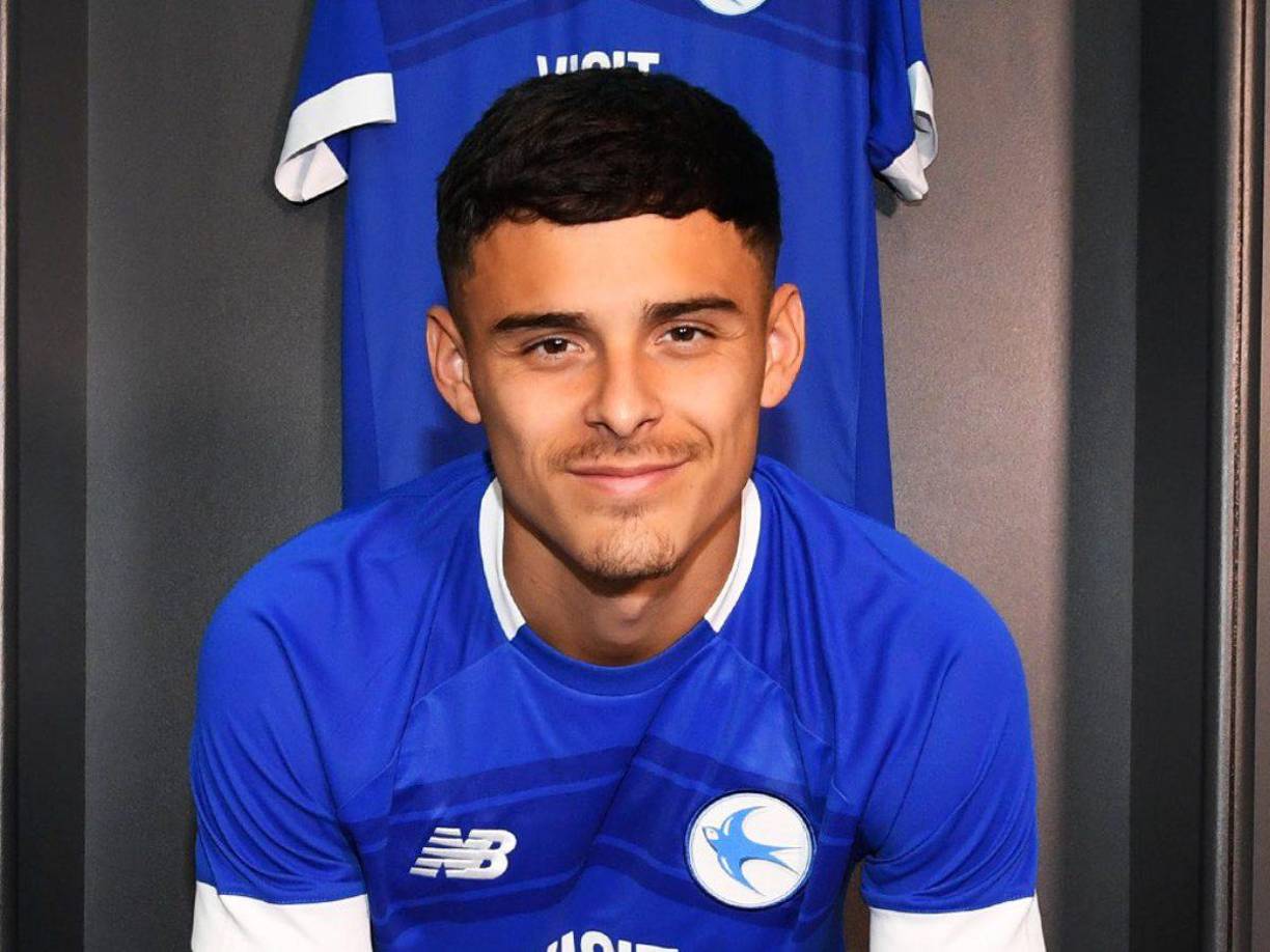 Alexander Sean Pablo Robertson deja al Manchester City y es nuevo jugador del Cardiff por 1.150.000 €. Firma hasta junio de 2028.