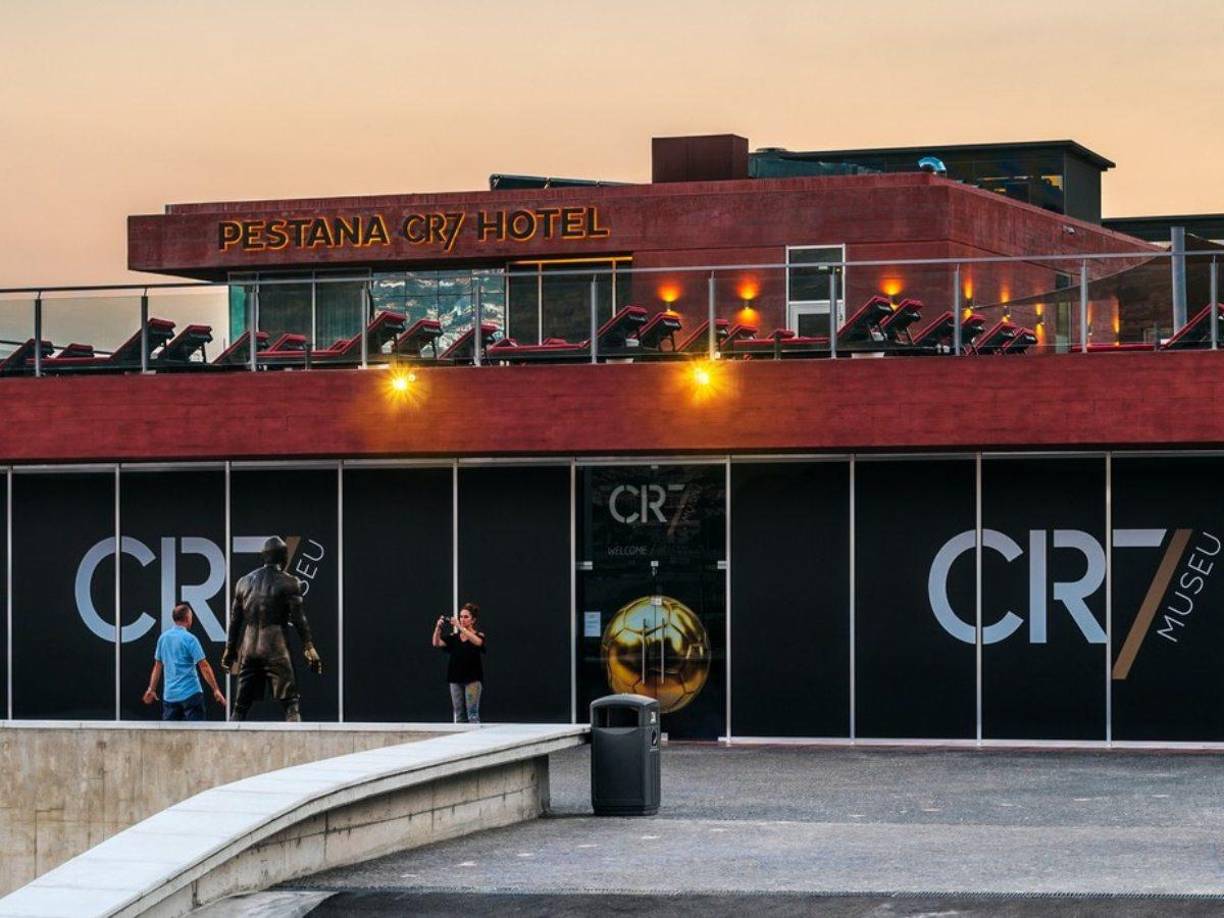 En el hotel de CR7 se busca un doorman, es decir un portero, (22.000-23.000 euros anuales) 