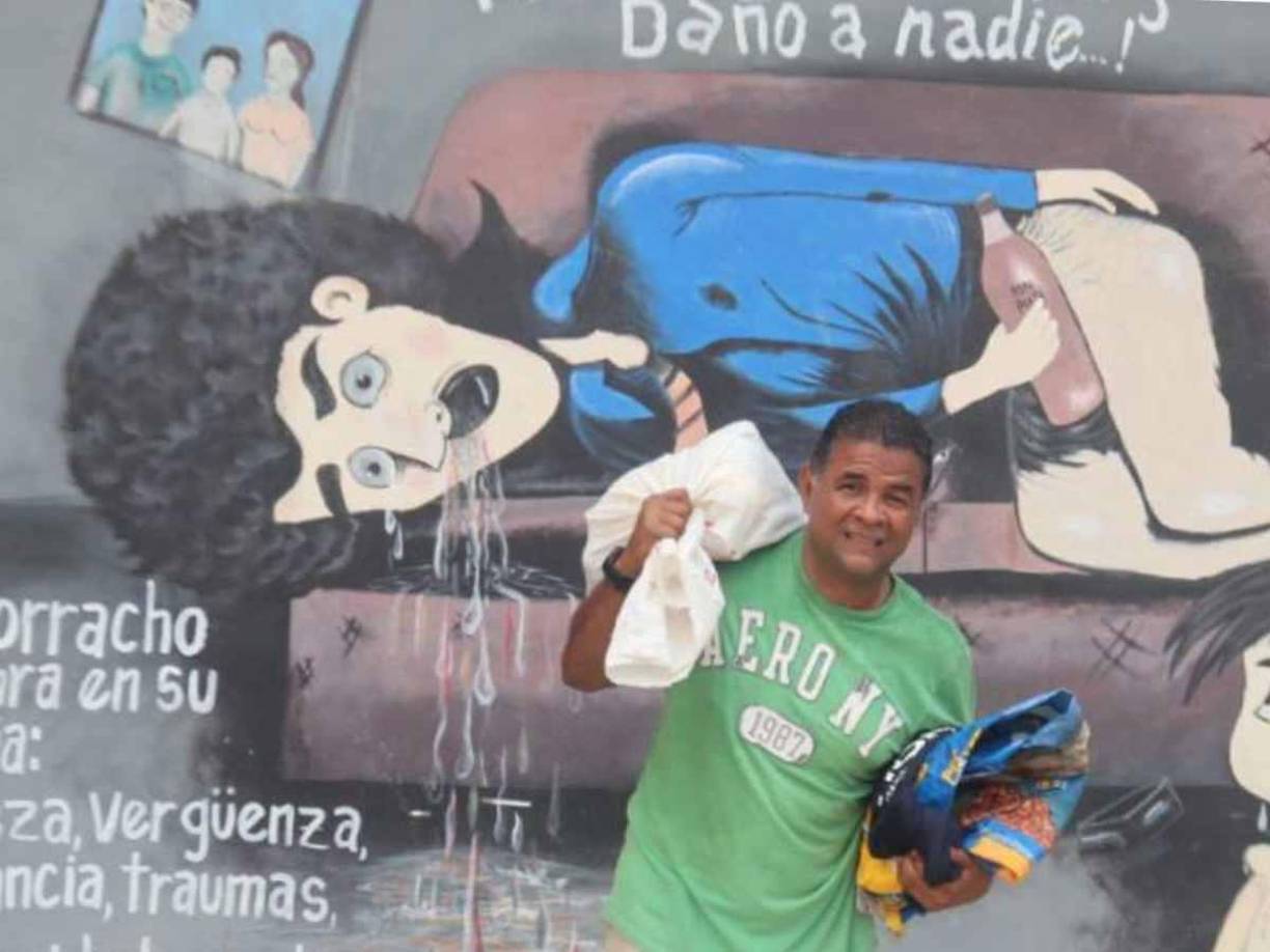 “Vengo de una situación difícil, una mujer de la calle en Barrio Inglés en La Ceiba casi me mata, vi la muerte. Después de todo una negrita me lanzó dos turuncas que si me las hubiera pegado no estuviera contando esta historia. Estoy vivo de milagro. No quiero morir así”, nos comentó Alexis Duarte.