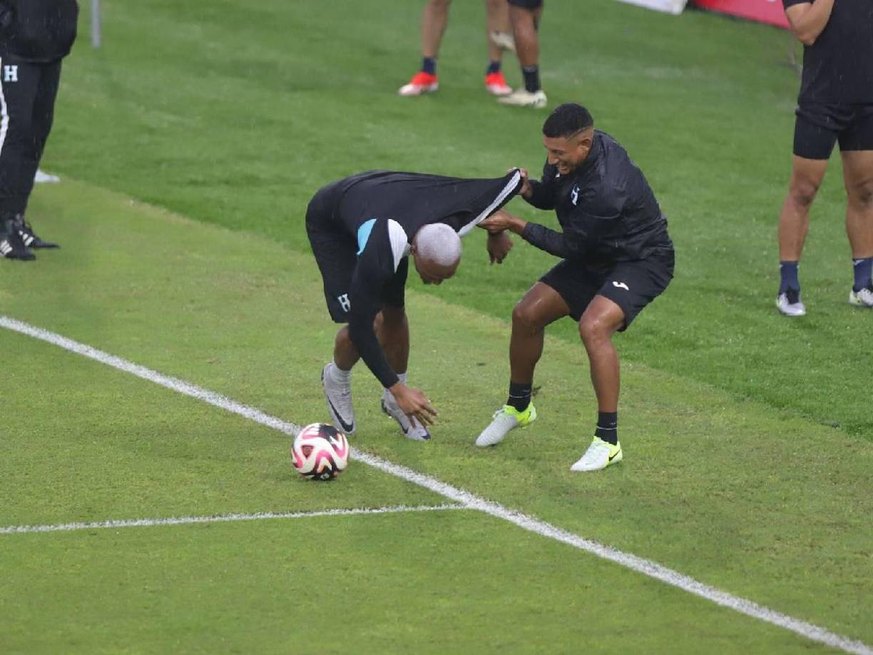 Deybi Flores y Bryan Acosta bromearon en la práctica. Ambos pueden ser titulares este viernes ante la Selección de México.