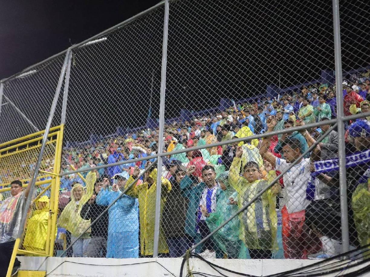Los hondureños compraron sus respectivas capuchas por las lluvias que han llegado en la zona norte del país.