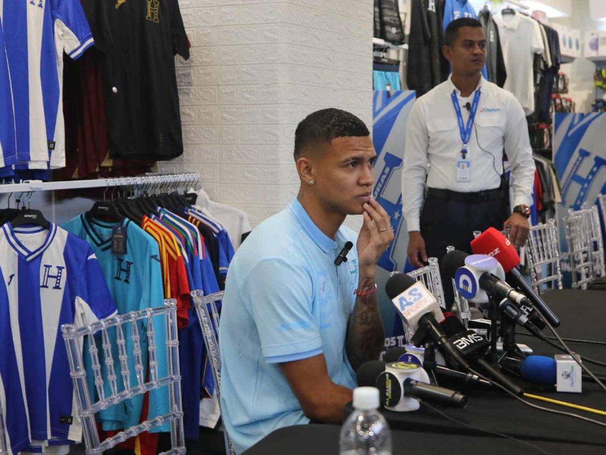 El centrocampista Kervin Arriaga se encargó de atender a los medios de comunicación.