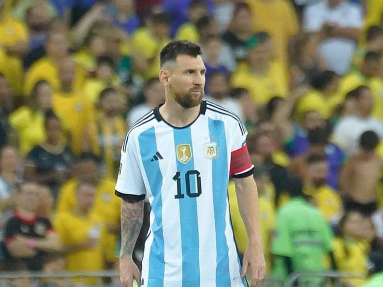 Messi agradeció el gesto del árbitro cumpliéndole su petición. “Me la fue a dejar la camiseta de él al camerino después, se la quería sacar en la cancha, le dije ‘acá no’”, sentenció el exárbitro chileno.