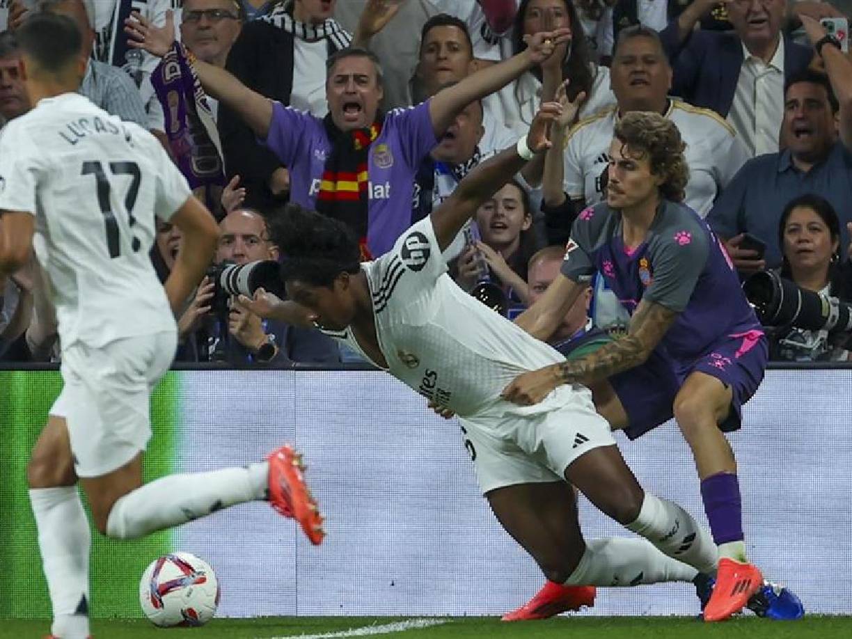 Luchó por un balón que se perdía y acabó provocando un penalti por agarrón de Král