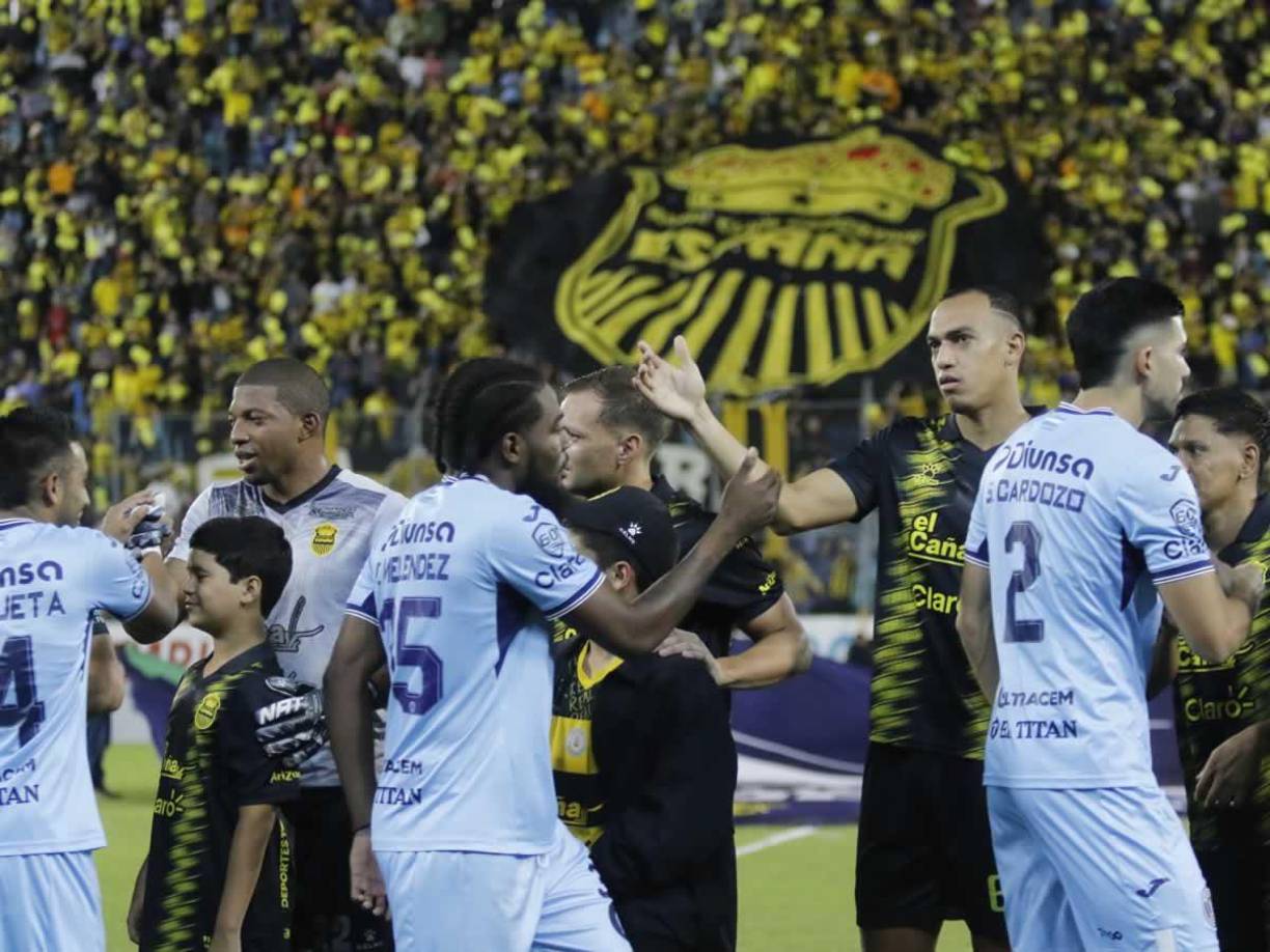 El saludo de los jugadores de Real España y Motagua antes del inicio del partido de ida de las semifinales.