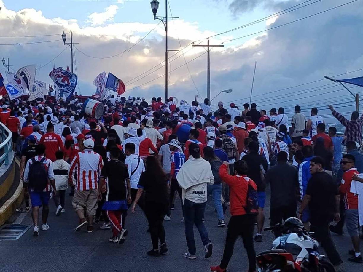 La Ultra Fiel siempre con su tremendo ambiente minutos antes del arranque del partido. 