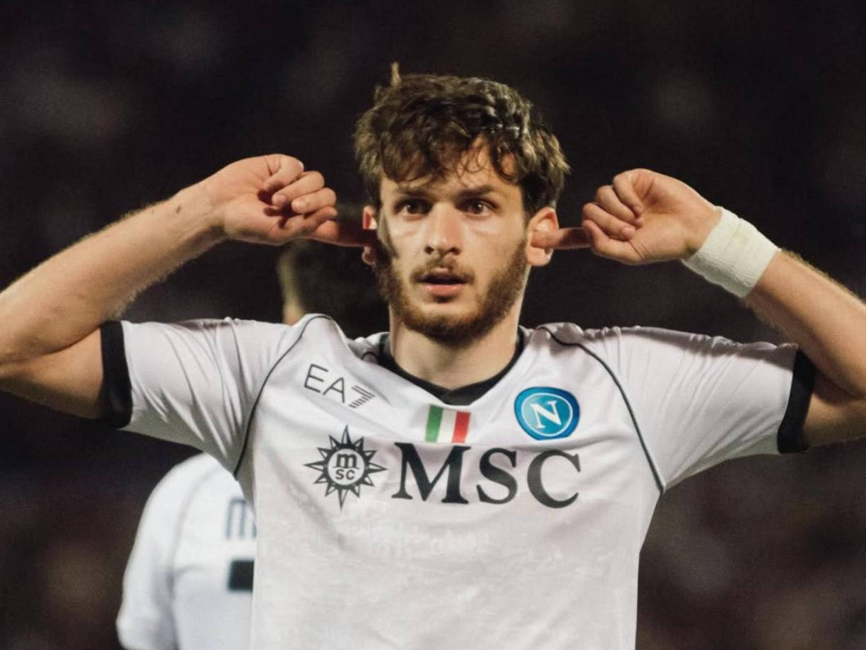 Antonio Conte confirmó que Kvaratskhelia se va del Napoli. “Intenté convencerlo para que se quedara, pero ha decidido marcharse y probar una nueva etapa. El club y su agente encontrarán ahora la solución. No puedo retenerlo si no quiere quedarse aquí. Estoy muy decepcionado”, reveló el DT italiano.