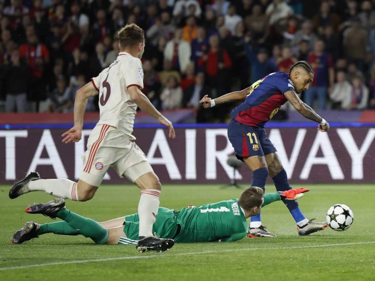 El delantero brasileño del FC Barcelona, Raphinha, superando al guardameta del Bayern, Manuel Neuer, para conseguir el primer gol al minuto 1.