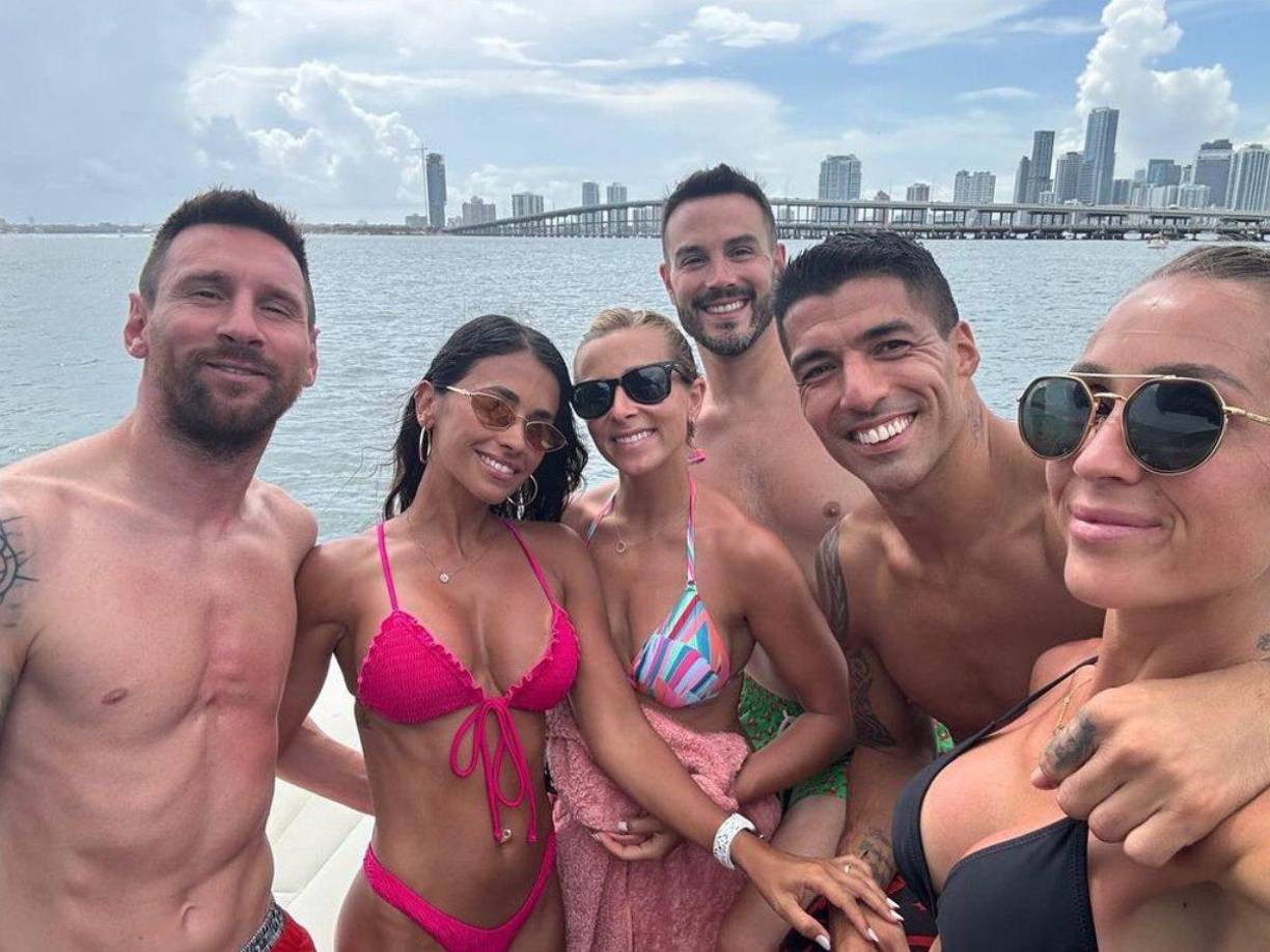 Antonela Roccuzzo compartió una serie de fotos del paseo en yate que realizaron junto a Luis Suárez, su esposa Sofía Balbi y amigos.