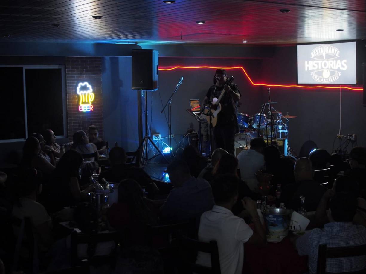 El dicho establecimiento también se pude disfrutar de la música en vivo.