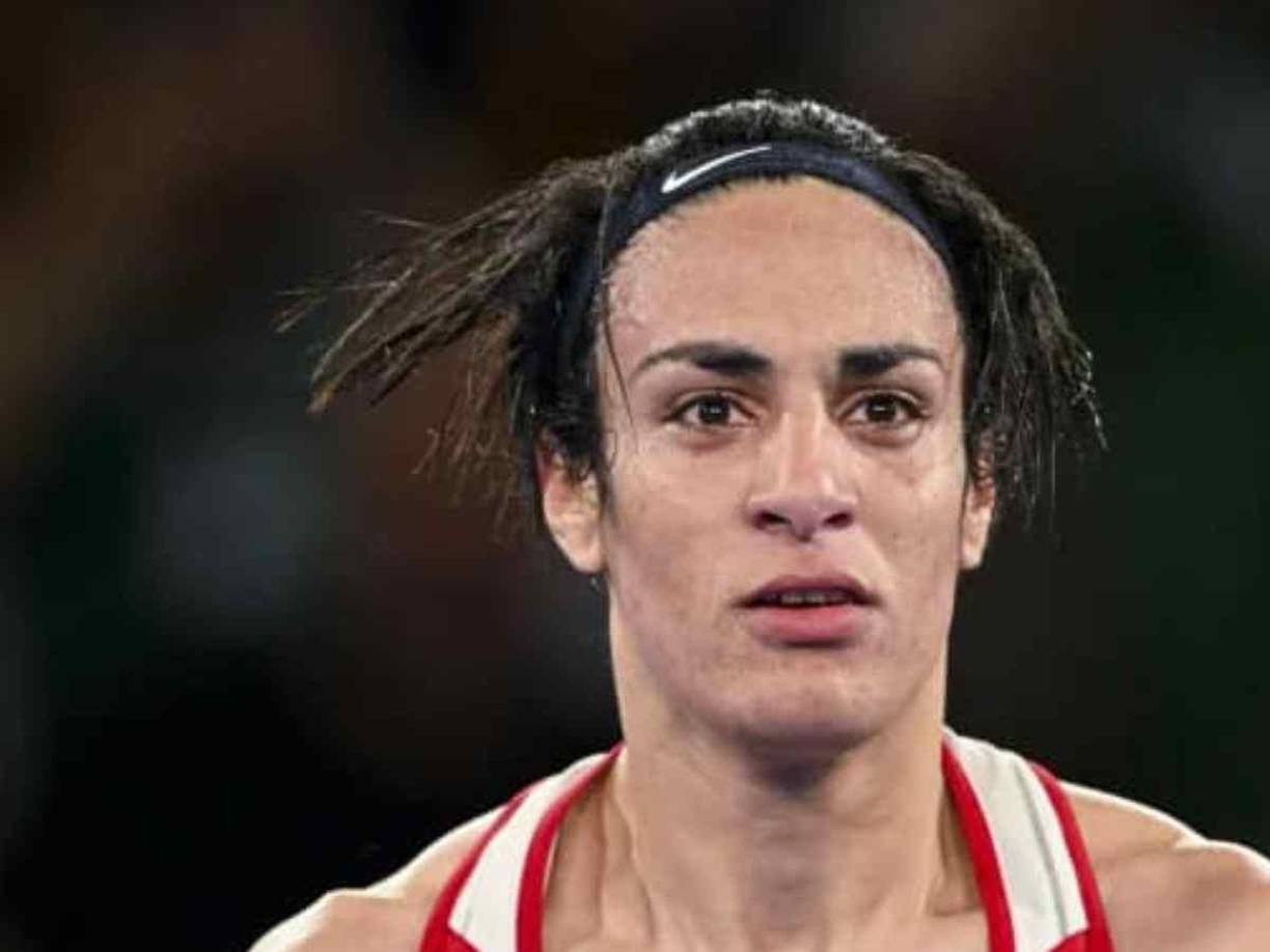 El informe médico señala que Imane Khelif, aunque “vive plenamente como mujer”, debe hacer una transición sexual, con “ corrección quirúrgica” (para extirpar sus gónadas) y “una terapia hormonal”, basada en una inyección mensual de “Decapeptyl” (para reducir los niveles de testosterona).