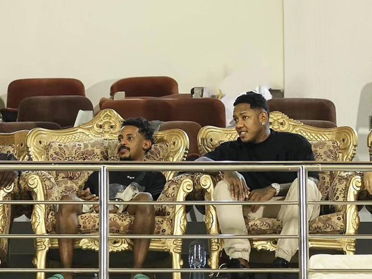 Romell Quioto en un lujoso palco del estadio del Al Arabi SC en un partido que el hondureño no tuvo participación.