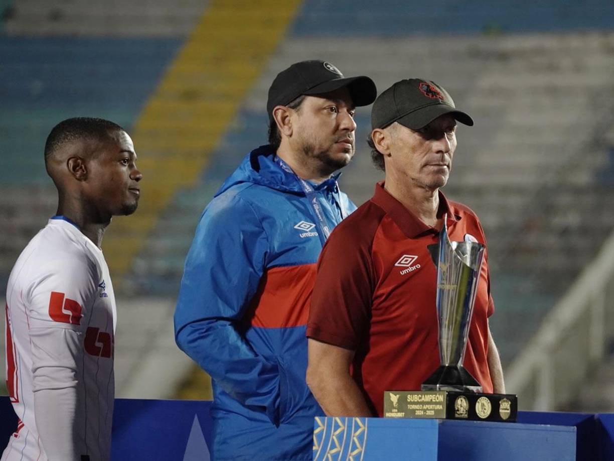 Pedro Troglio y todo su plantel mostraron su buen perder y pasaron a recoger las medallas de subcampeones.