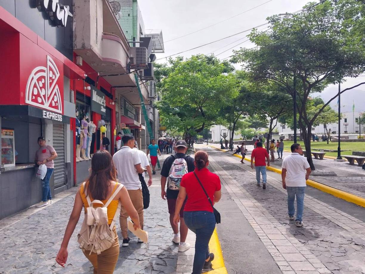 El paso en el parque central ha quedado libre, en esta área estaban la mayor parte de los vendedores.