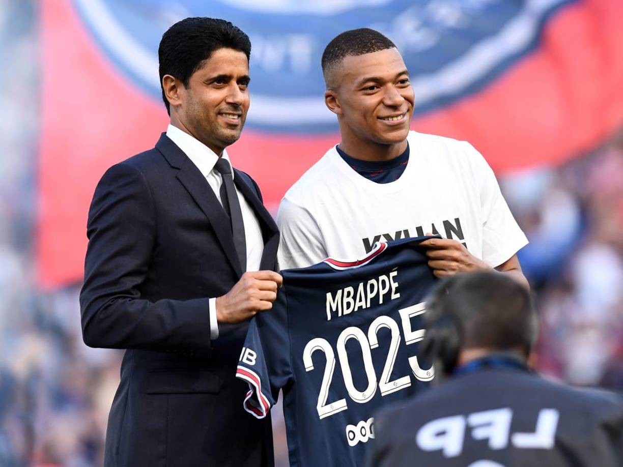 Nasser Al Khelaifi, presidente del París Saint-Germain, dio un ultimátum a Kylian Mbappé para que decida su futuro muy pronto dejando un claro mensaje: “Si quiere seguir, hay que firmar un nuevo contrato, no se puede dejar marchar gratis a uno de los mejores jugadores del mundo”. “Tiene que decidir la próxima semana, o como máximo en dos semanas. Y si no quiere firmar un nuevo contrato, la puerta está abierta”, dijo a Le Parisien.