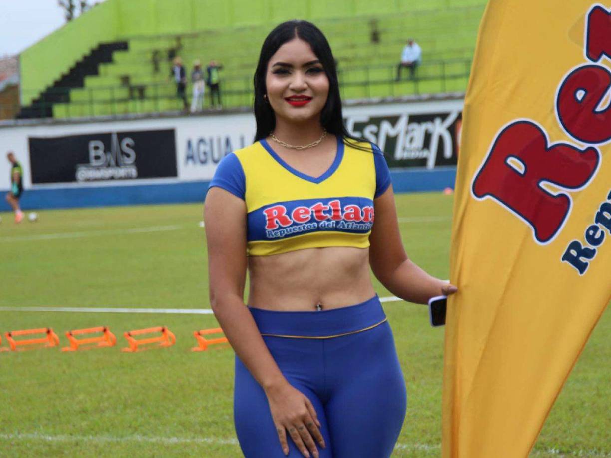 Una hermosa edecán que robó suspiros en el clásico olanchano. 