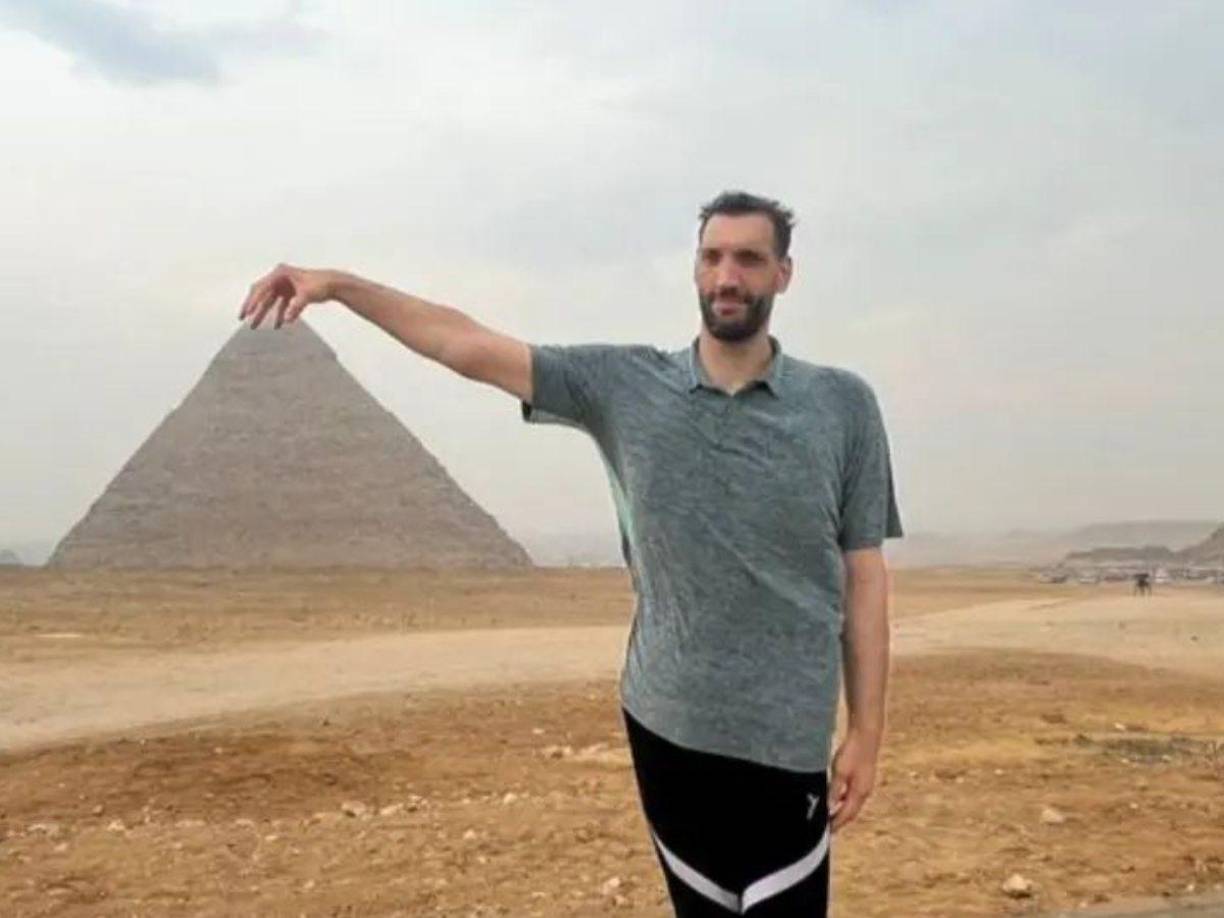 El atleta de Irán tiene que dormir en el piso de la Villa Olímpica.