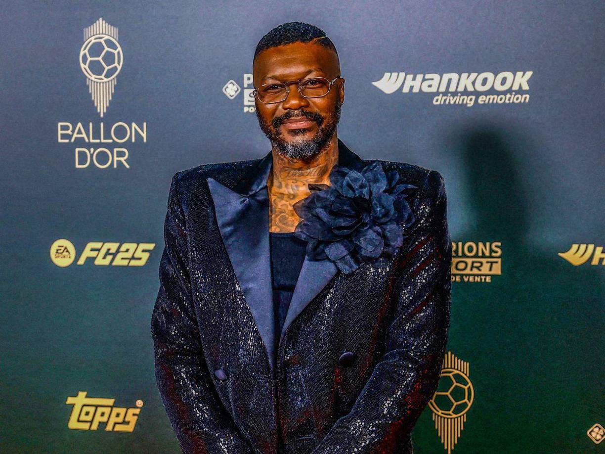 El exdelantero Djibril Cissé fue catalogado como el peor vestido en la gala del Balón de Oro. 