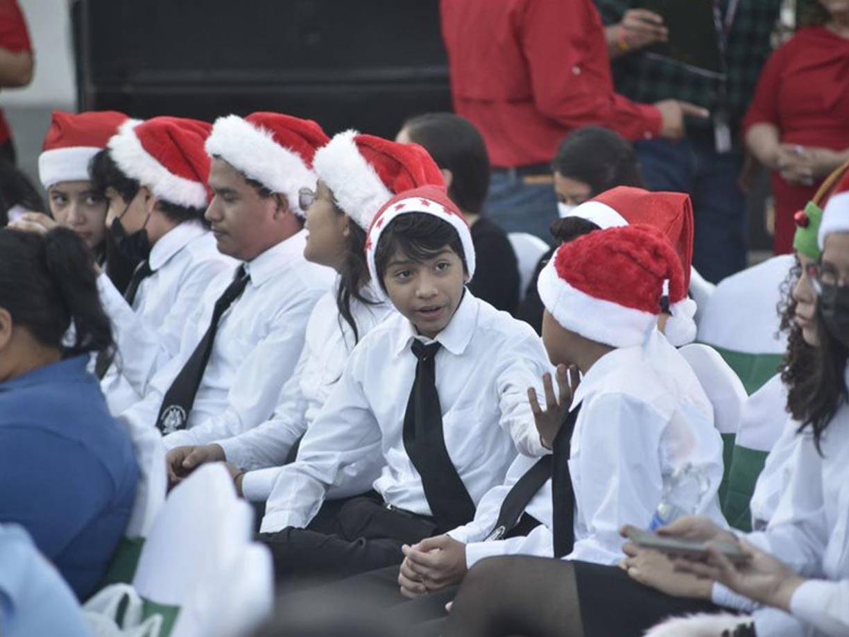  Luego la Marimba Usula Municipal interpretó un repertorio musical siendo el deleite de los presentes. Santa Claus y el show de luces fueron muy aplaudidos.