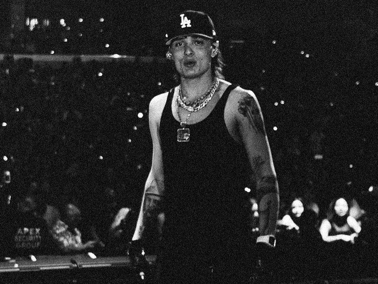 El éxito musical de Peso Pluma parece estar entrelazado con las sombras del crimen organizado, planteando interrogantes sobre la responsabilidad del artista en el entramado de la violencia y el narcotráfico en México. La música, en este caso, se convierte en un espejo de la realidad turbia que rodea al fenómeno del crimen organizado en el país.