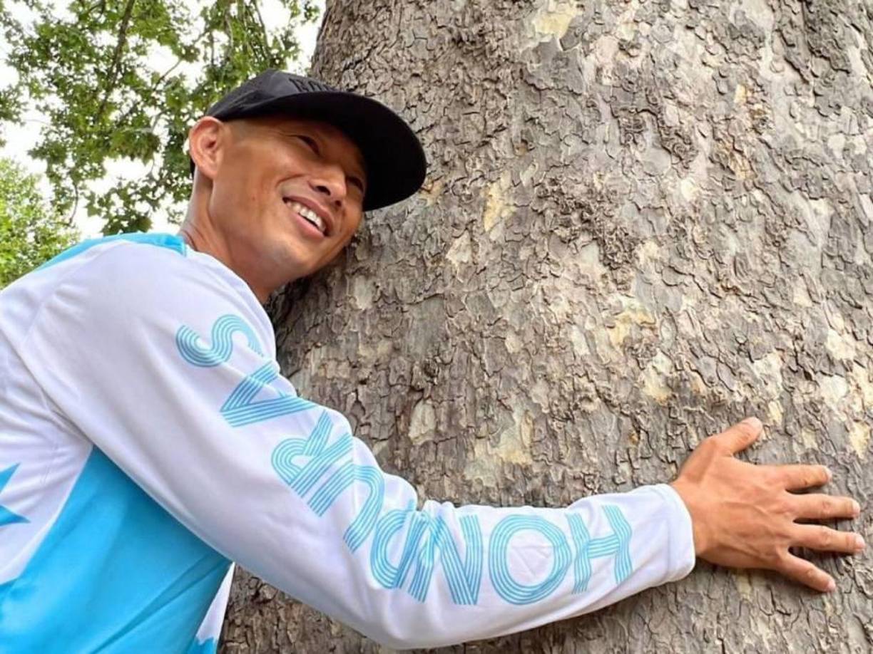 Al concluir las grabaciones, la persona que acompañaba al nipo-americano le comentó que esa era parte de la realidad que viven los migrantes hondureños, y de otros países latinos, en España, debido a que constantemente se enfrentan a este tipo de comentarios y actitudes de algunas personas.