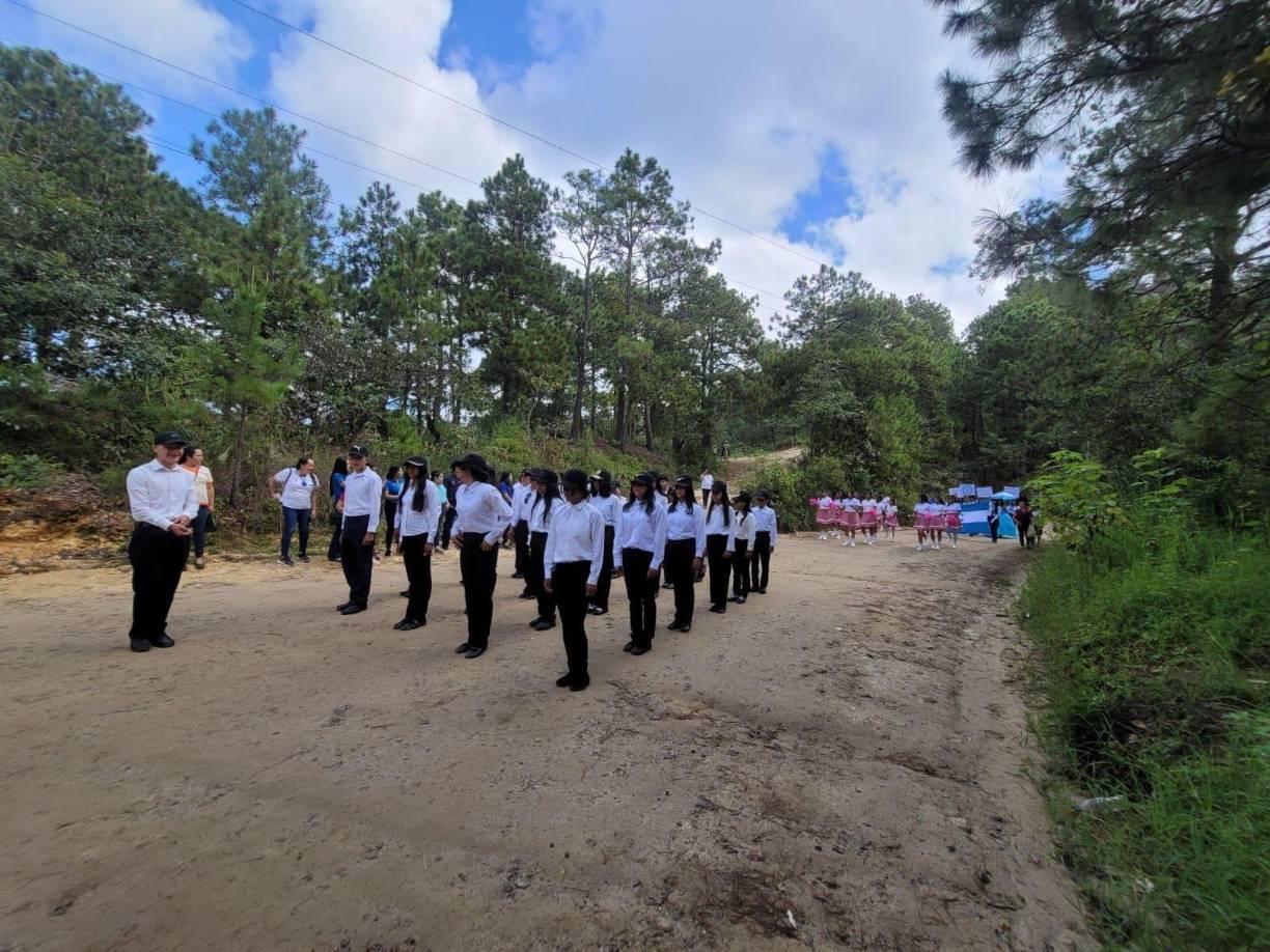 En el recorrido cívico, los estudiantes portaron orgullosos la Bandera Nacional de Honduras caminando en honor a nuestra bella patria cinco estrellas.