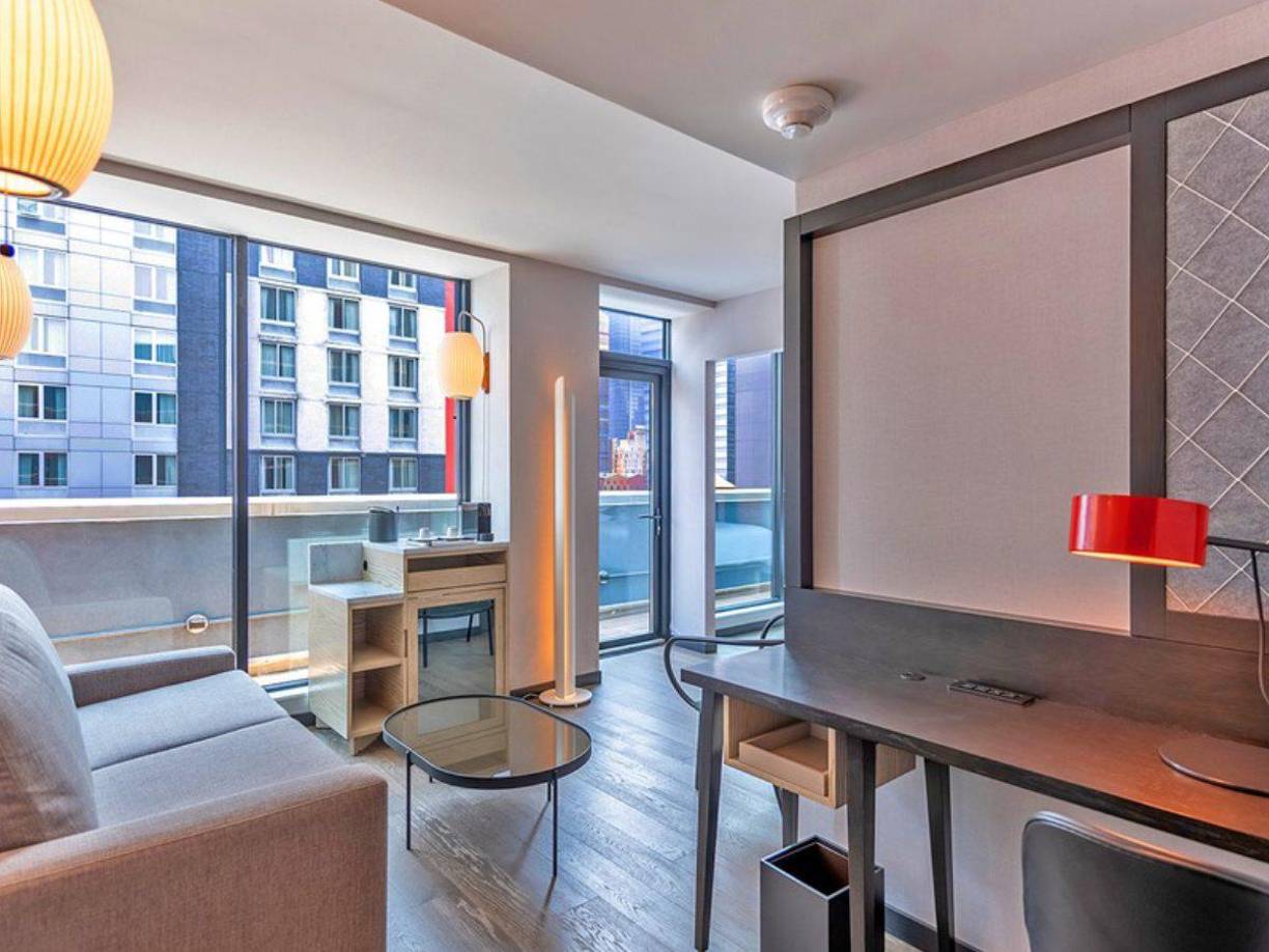 La oferta no solo es interesante por los beneficios, sino también por la estabilidad. El contrato es fijo-discontinuo, lo que significa que se tendrá trabajo asegurado durante gran parte del año, con descansos programados. 