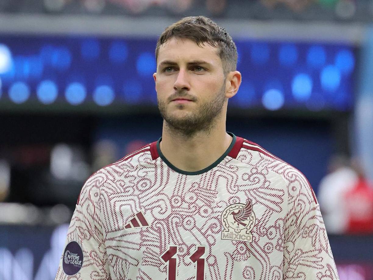 Delanteros: Santiago Giménez es un futbolista argentino-mexicano que juega en el Feyenoord de Róterdam de la Eredivisie de los Países Bajos. Solo tiene 22 años.