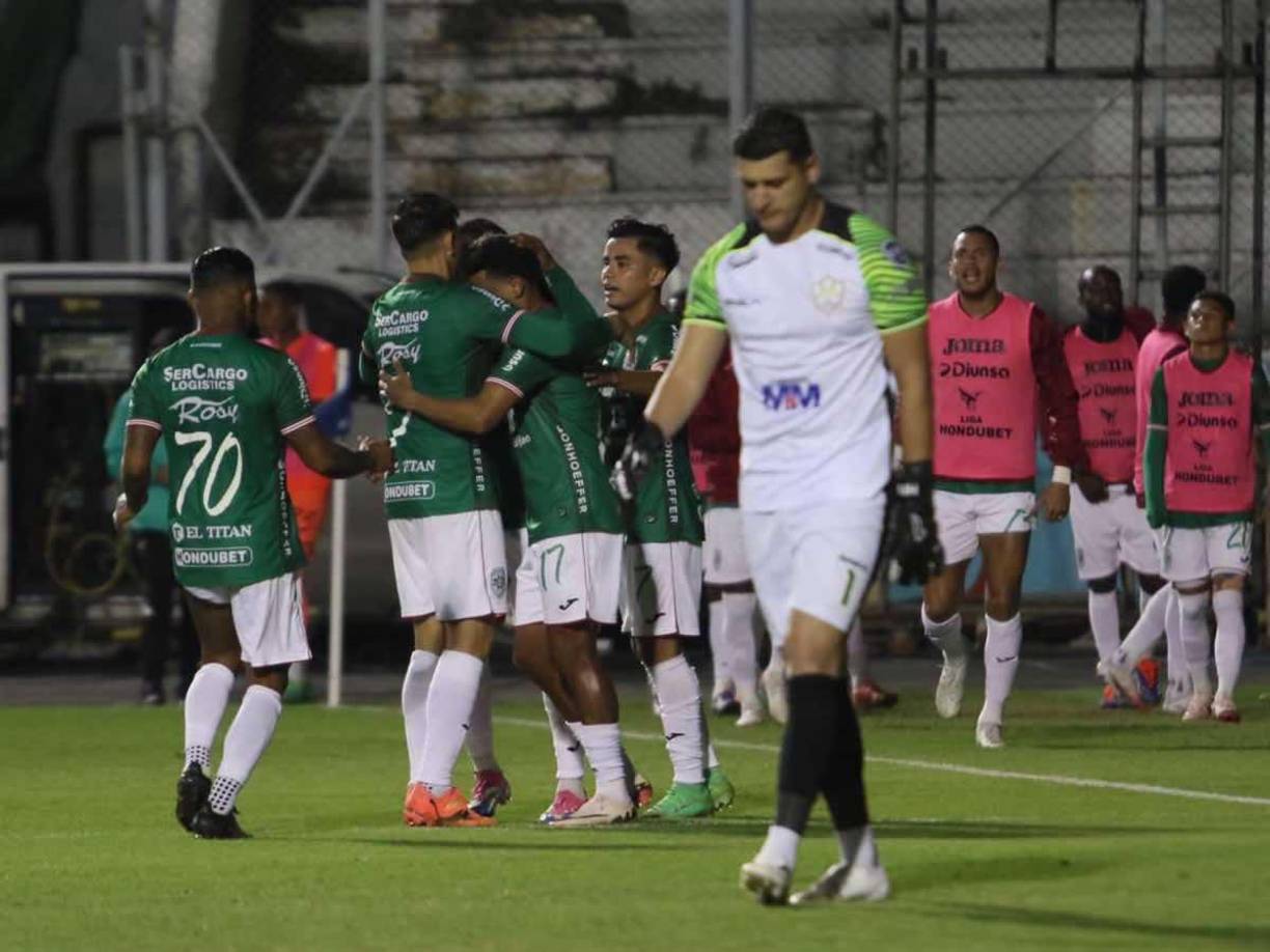 Los jugadores del Marathón celebrando con Alexy Vega el gol del empate contra el Olancho FC.