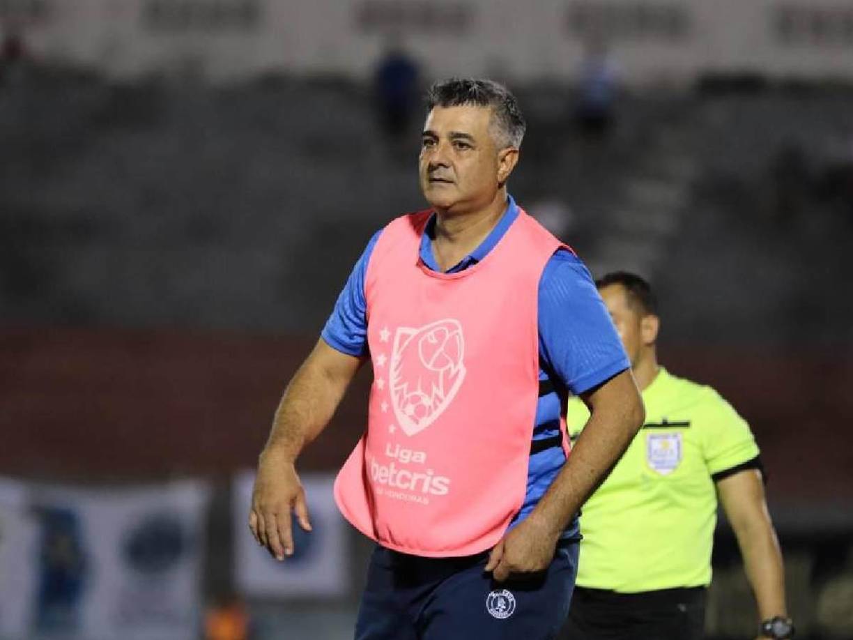 “Pineda, vos mejor ponte la camisa blanca y cambia el nombre del programa. Olimpia a fondo y todo bien.”