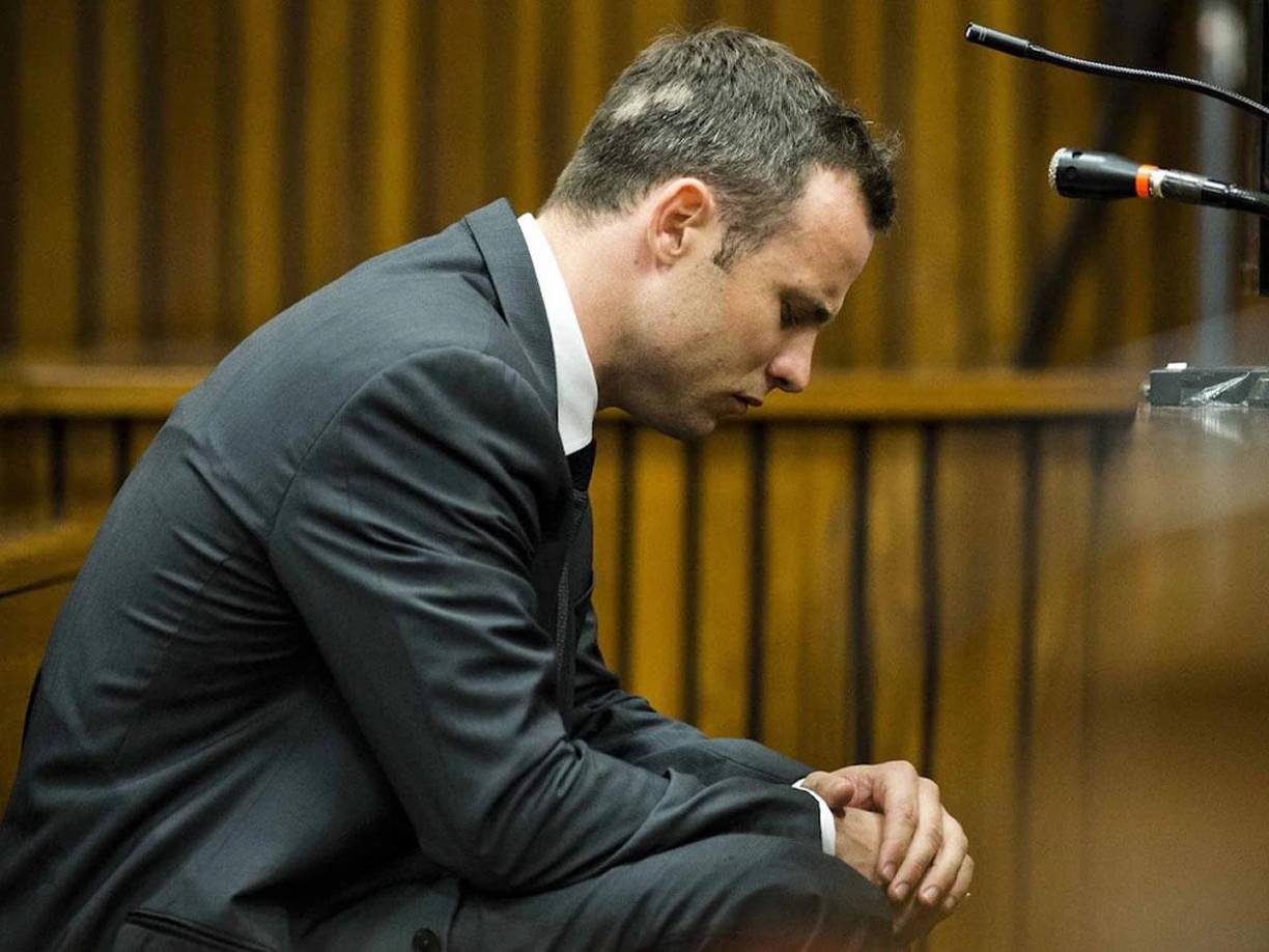 La madre de la víctima también criticó la gestión de la rehabilitación emocional del ex atleta durante su tiempo en prisión. “Se suponía que debía estar bajo control de la ira cuando estaba en la cárcel, y en un momento le impedí salir porque me molestaba que no estuviera recibiendo tratamiento”, aseguró.