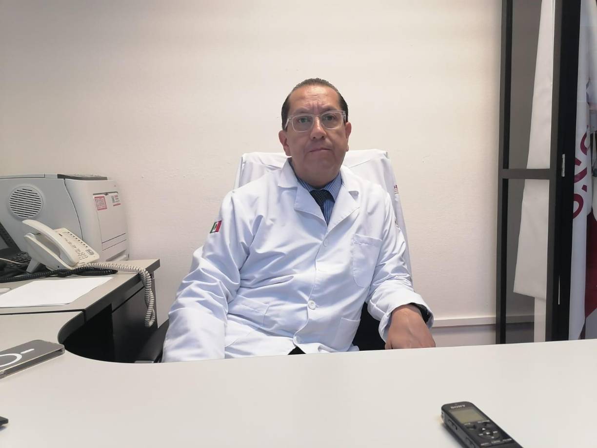 “Lo que te pasó en la telesecundaria en la que trabajabas supimos que no fue un accidente, ese alumno ya tenía tiempo lanzándote con el balón de basquetbol a tu cabeza y no te daba. Hasta el día jueves fue que te dio en la cabeza en la sien ocasionando tu muerte”, posteó Diana Zamorano, hermana del maestro. El hospital dijo que no hubo negligencia. 