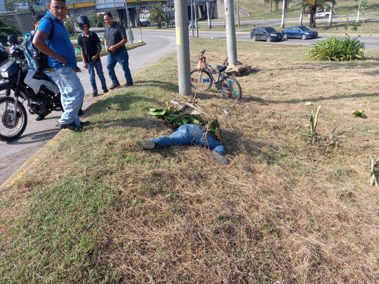 Personas que pasaban por el lugar se pararon pensando que se trataba de un muerto, sin embargo, al acercarse al joven, se percataron que respiraba con normalidad.