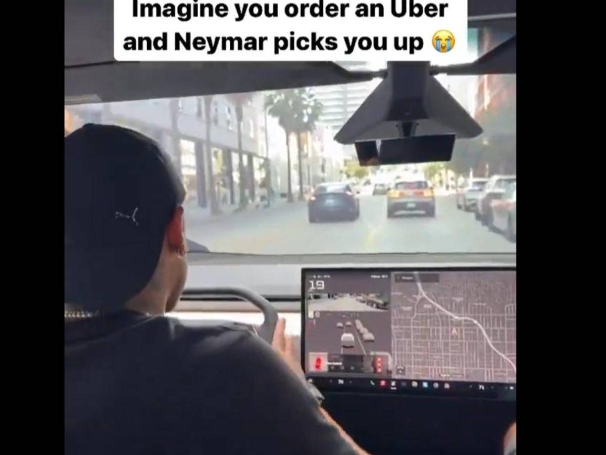 Tras varios meses de no ver actividad en el futbol profesional, captaron a Neymar como chofer de Uber, en un exclusivo auto, por las calles de Los Ángeles, California.