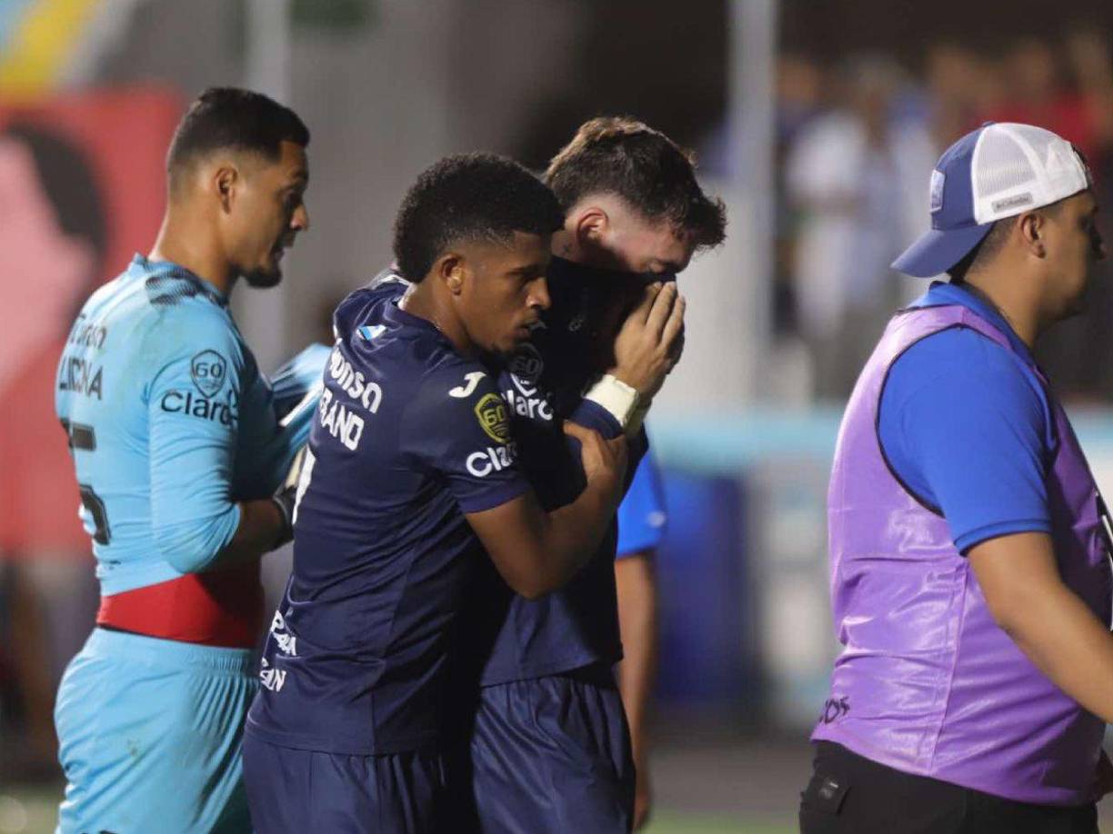 Agustín Auzmendi fue consolado por sus compañeros del Motagua.